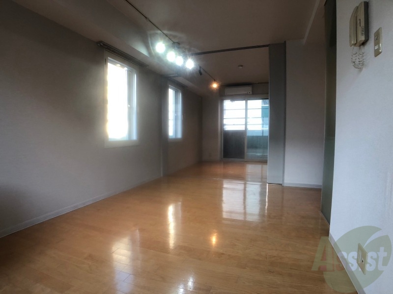 居室・リビング　木目のフローリングは落ち着きのある印象のお部屋になりますね。