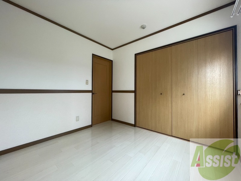 その他部屋・スペース　寝室はこちらです。光が差し込む、温かみのあるお部屋です。