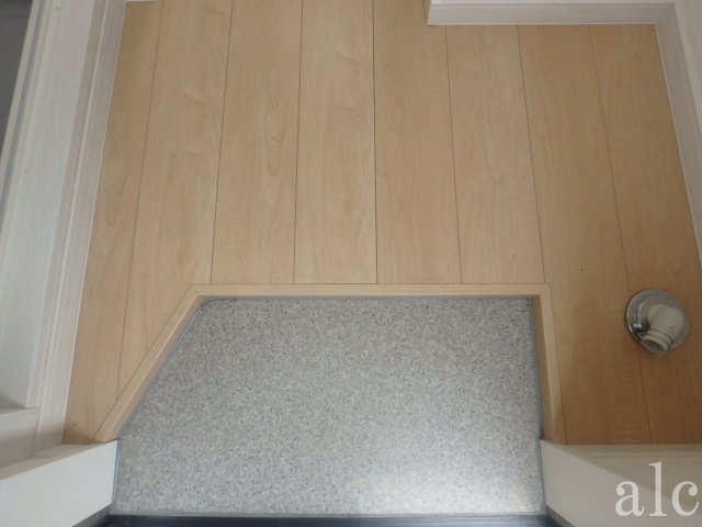 玄関　同仕様　別部屋写真