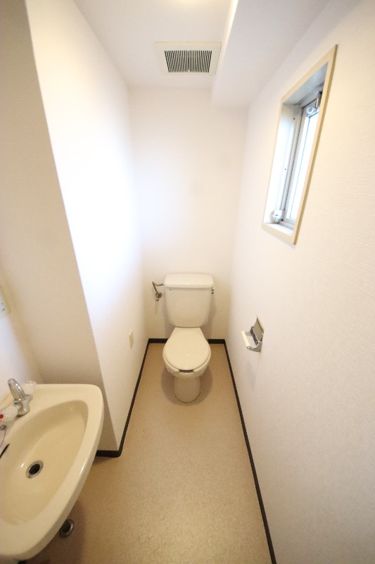 阪神本線 出屋敷駅 徒歩12分 11階建 築38年のトイレ写真