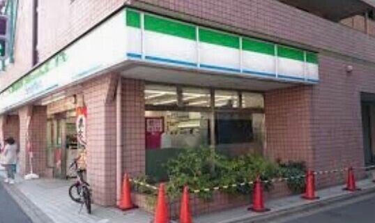 コンビニ　ファミリーマート神田佐久間町店（コンビニ）まで60m