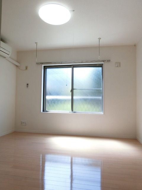 居室・リビング　日差しが差込む明るいお部屋です。
