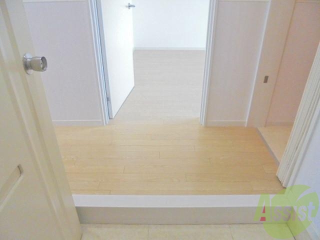 玄関　奥の部屋が眩しいくらい明るいでしょ♪どんなお部屋があるのかな