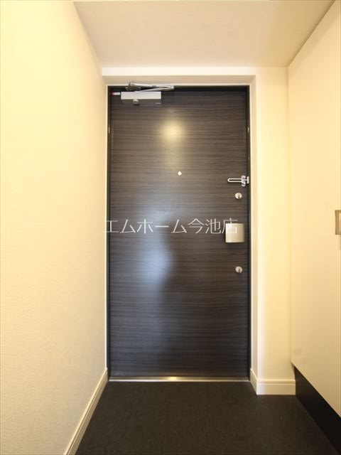 玄関　玄関　シューズボックス付（収納充実してます）