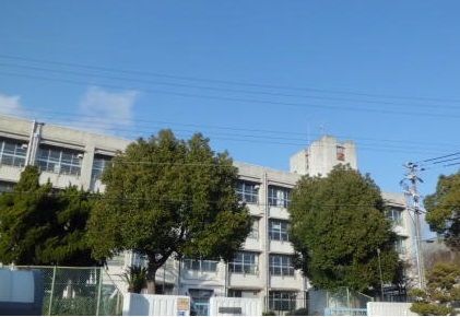 中学校　江井ヶ島中学校（中学校）まで65m