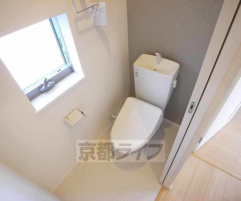 トイレ　窓付きのお手洗いです。