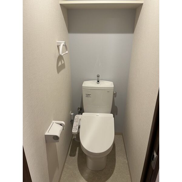 トイレ　温水洗浄便座付きのトイレです♪