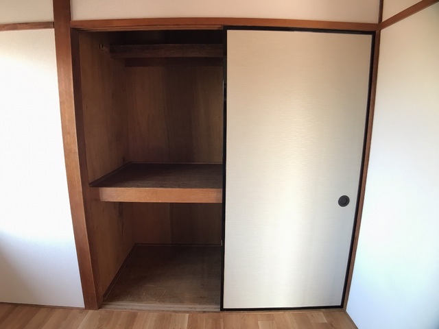 収納　※補修前の参考画像の為、設備等は現況優先。
