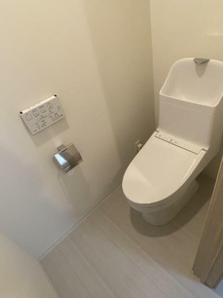 トイレ　温水洗浄便座。