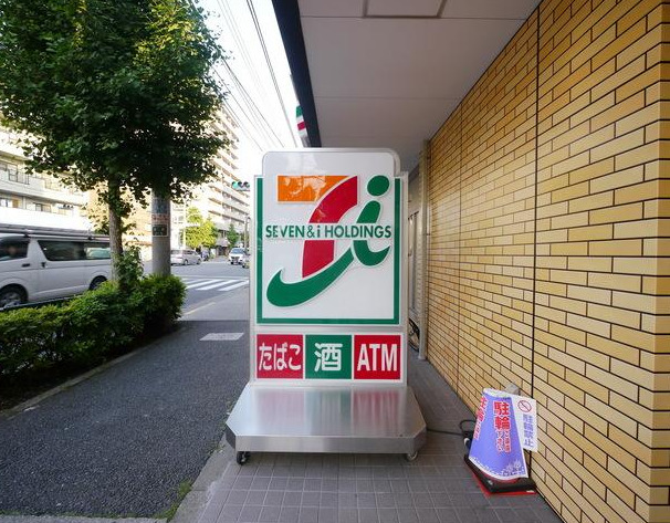 コンビニ　セブンイレブン（コンビニ）まで897m