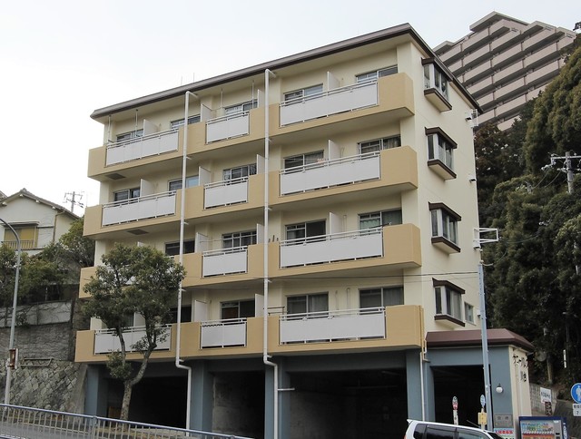 建物外観　１階は屋根付き駐輪場