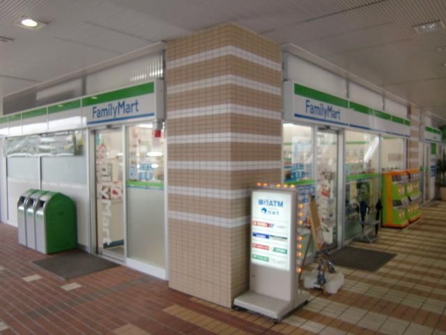 コンビニ　ファミリーマート（コンビニ）まで322m