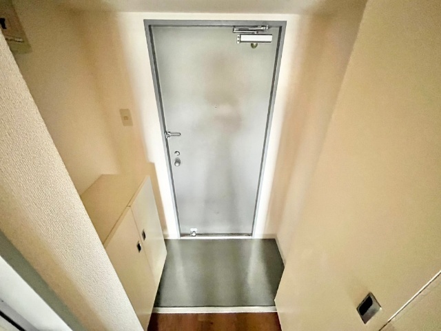 カレッジタウン1号棟の玄関写真