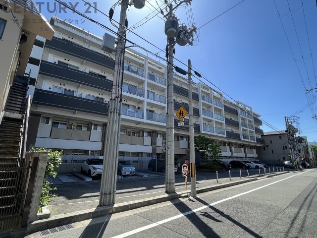 建物外観　オートロックで外部の人間が簡単に出入りできないため安心です。