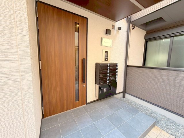 エントランス　オシャレなエントランスは安心のオートロック付きです。