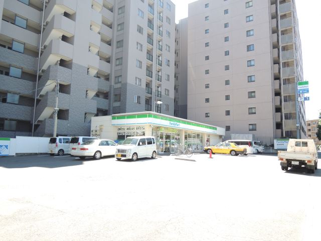 コンビニ　ファミリーマート（コンビニ）まで280m