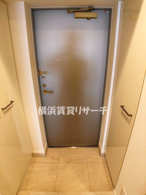 リヴシティ横濱新川町弐番館の玄関写真