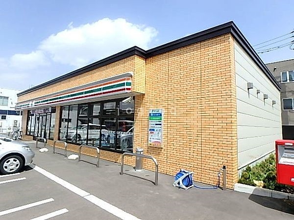 コンビニ　セブンイレブン札幌北2条東8丁目店（コンビニ）まで317m