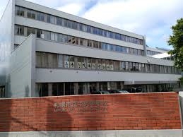 中学校　札幌市立中央中学校（中学校）まで640m