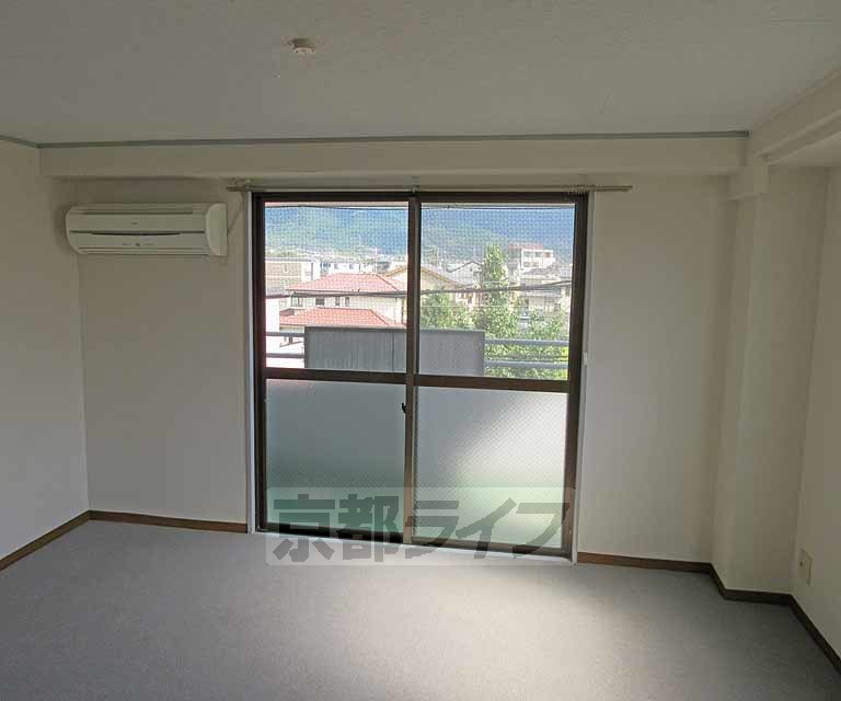 居室・リビング　カーペット生地のリビングです