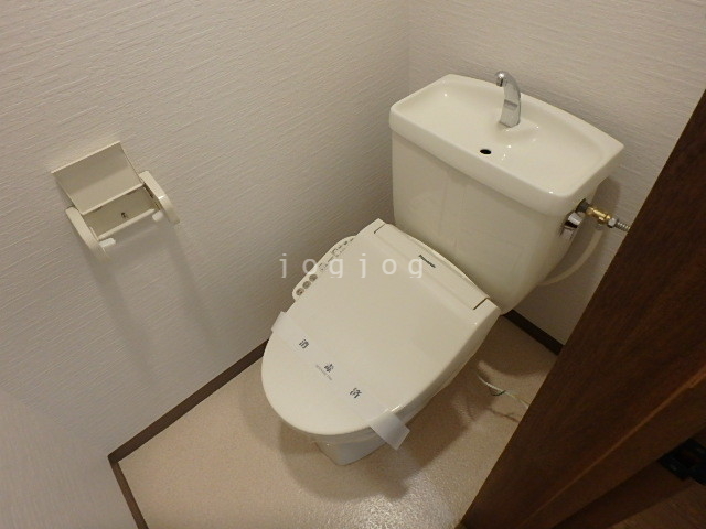 トイレ　嬉しい温水洗浄便座付きのトイレです。