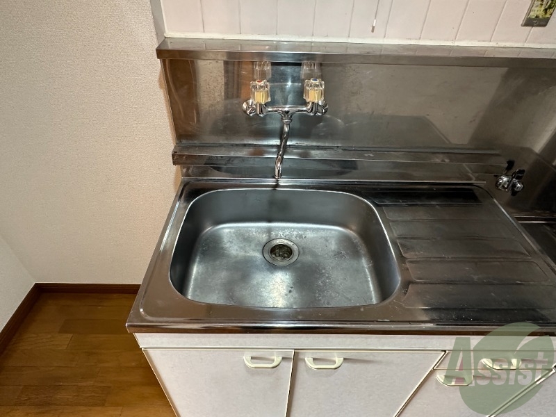洗面設備　キッチンの写真です。シンプルで使いやすそうですね。