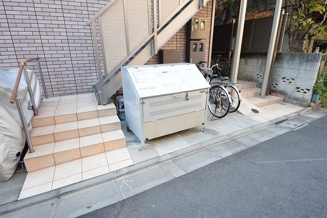 エントランス　タウンハウジング府中店まで