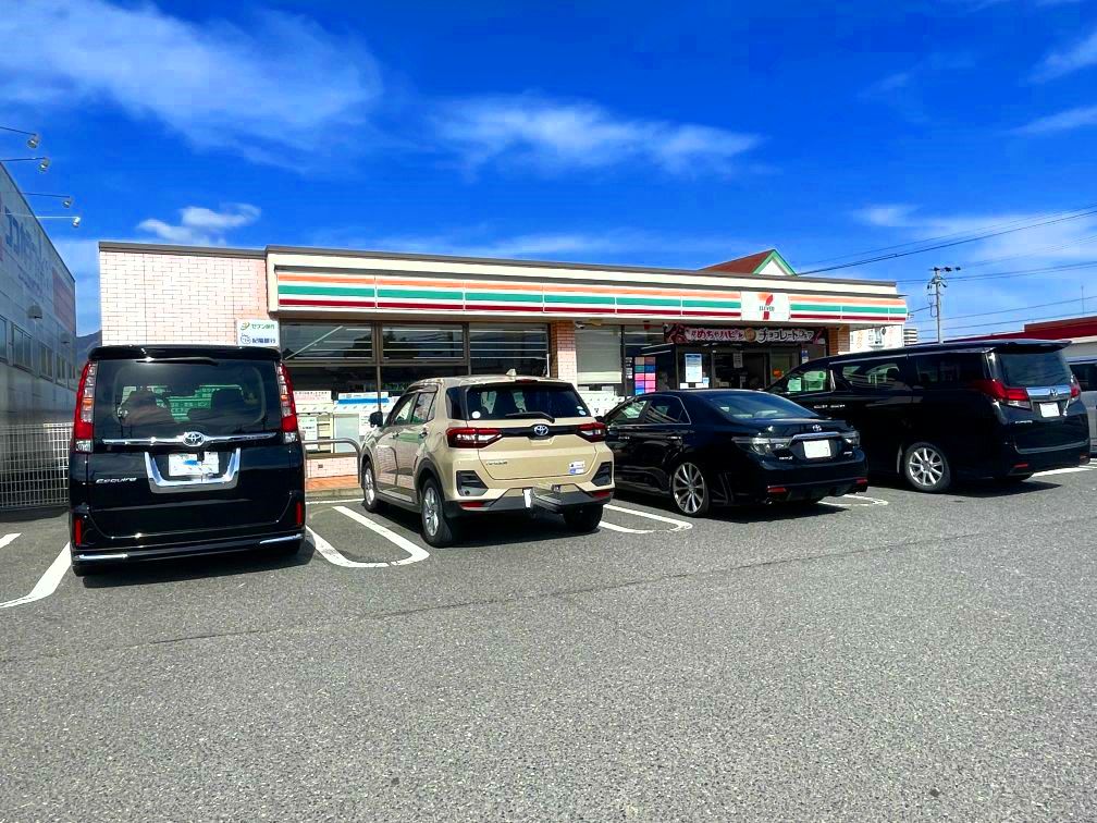 コンビニ　（コンビニ）まで900m