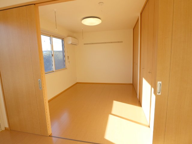 その他部屋・スペース　主寝室にエアコン有り♪照明器具有り♪室内物干し有り♪