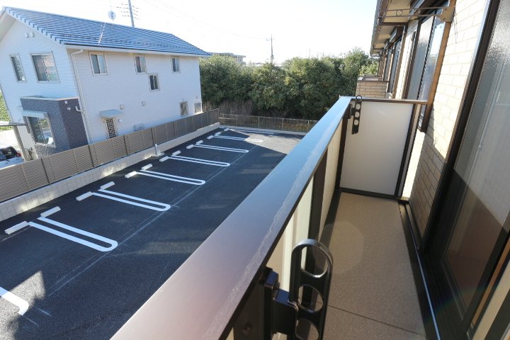 バルコニー　上下に物干しが付いてるので大容量の洗濯物干せます◎