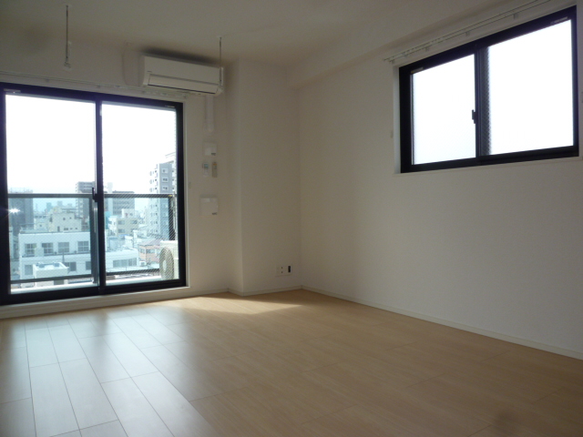 居室・リビング　横の窓は角部屋のみとなり、この部屋にはございません