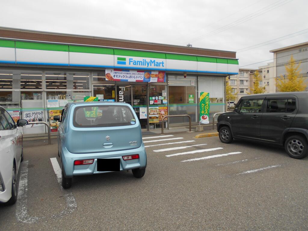 コンビニ　ファミリーマート金沢みどり店（コンビニ）まで1111m