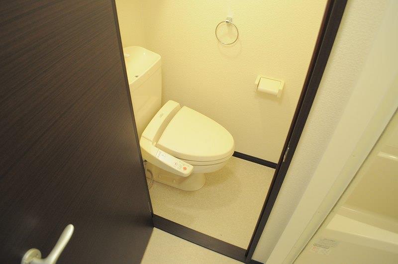 トイレ　トイレには快適な温水洗浄便座付き