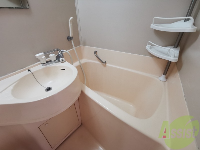 バス・シャワールーム　ユニットバスになっています。棚が付いていて使いやすそう！