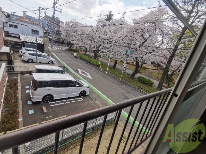 バルコニー　バルコニーは付いていないですが、柵に洗濯物を干せそうですよ！