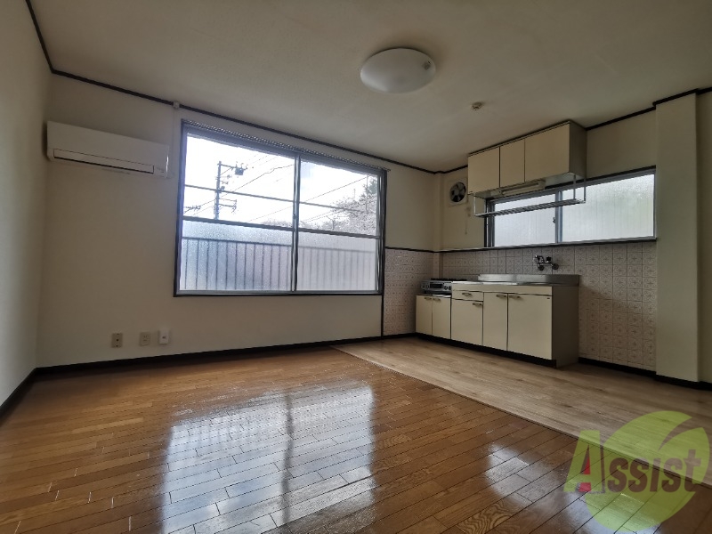 居室・リビング　こちらのＬＤＫは１０帖あって広々としています！