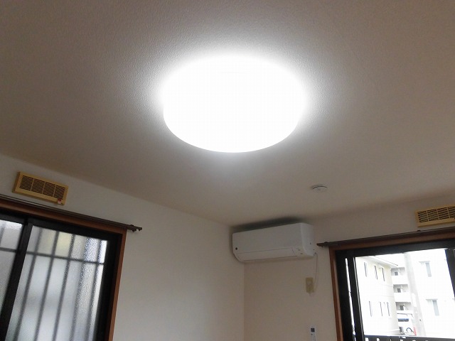その他設備　エアコンは南側洋室に１台、照明は全部屋付