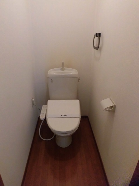 トイレ　温水洗浄便座付きです