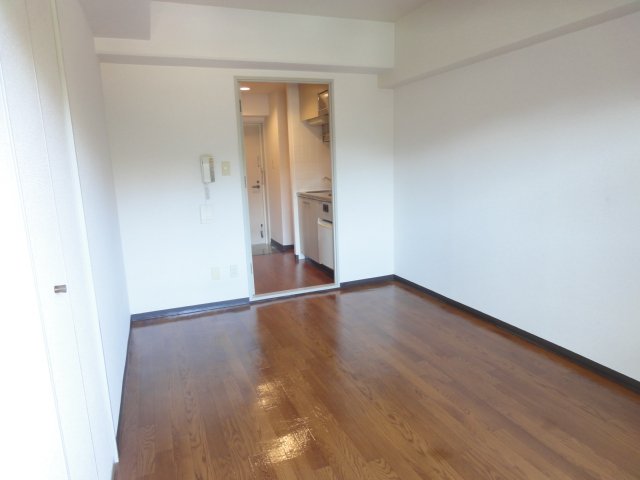 居室・リビング　同物件別号室の写真