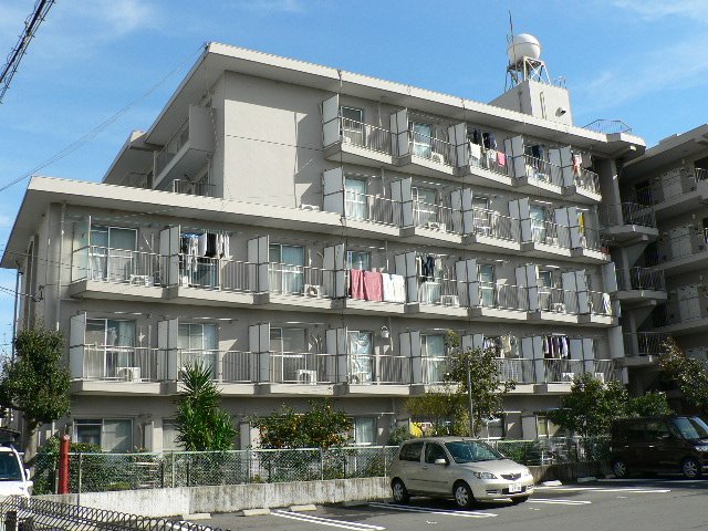 川村ロイヤルマンションの建物外観