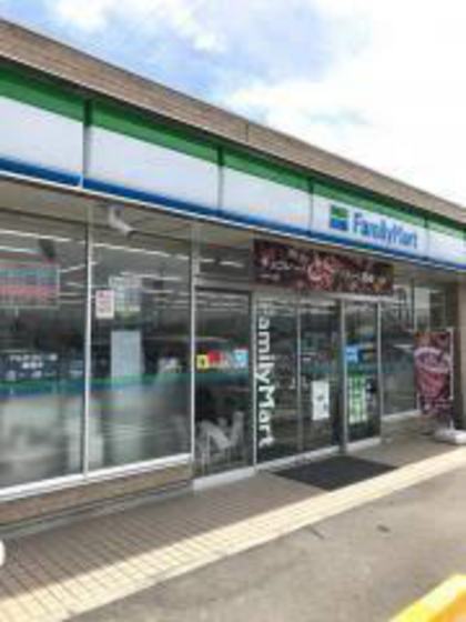 コンビニ　ファミリーマート津雲出長常町店（コンビニ）まで399m