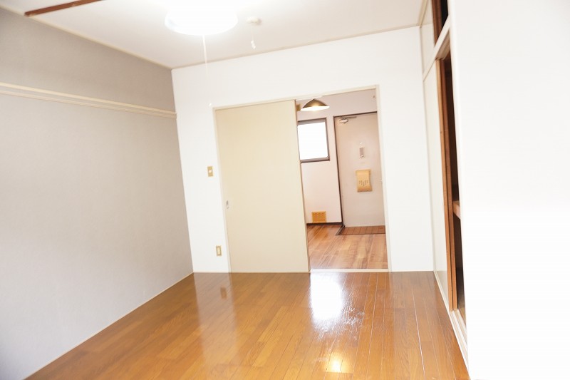 居室・リビング　広々7帖の洋室！キッチンと洋室が仕切れます♪