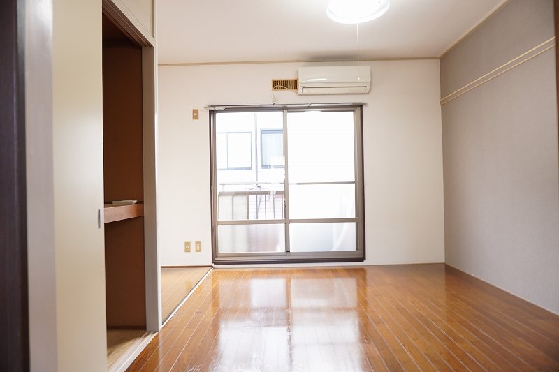 居室・リビング　広々7帖の洋室！キッチンと洋室が仕切れます♪