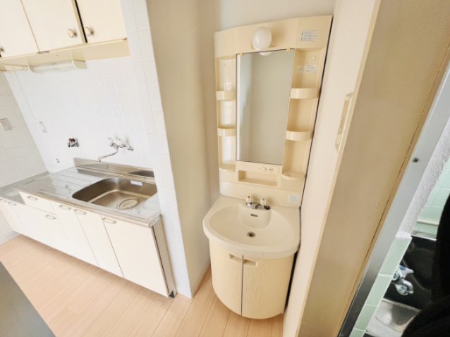 洗面設備　独立洗面台あり、毎朝おしゃれに忙しい女性の方におすすめです