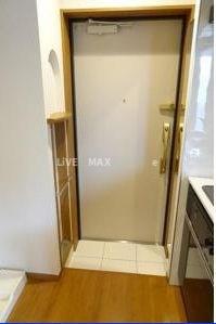 玄関　弊社は全物件が仲介手数料半月分でご紹介可能です。
