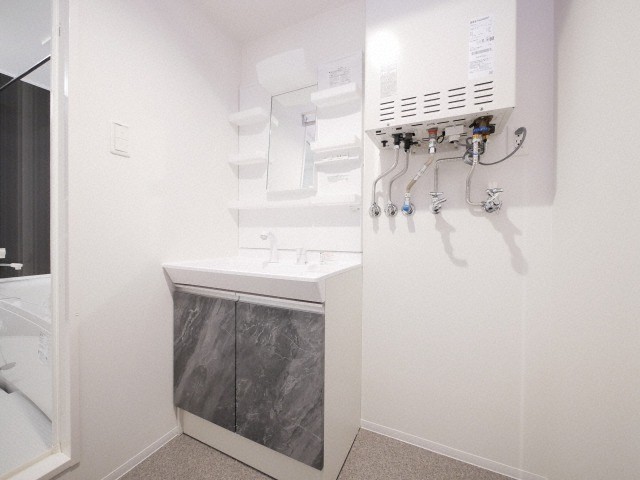 洗面設備　忙しい朝にうれしいシャンプードレッサー付きです♪