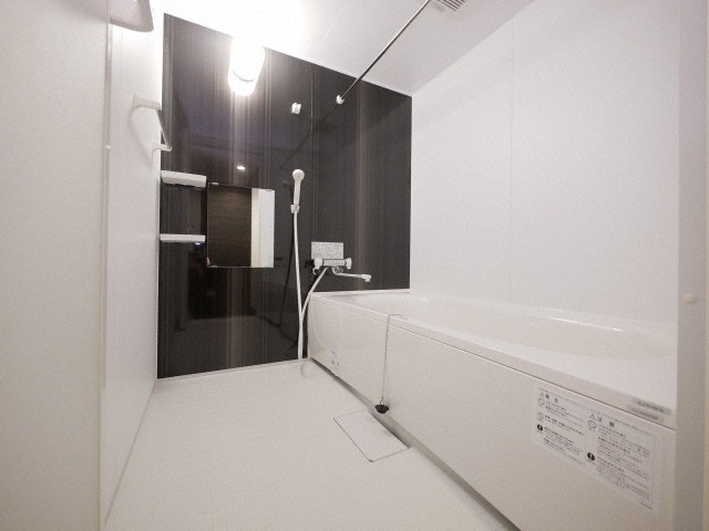 バス・シャワールーム　アクセントパネルがおしゃれな追い焚きつきバスルーム♪