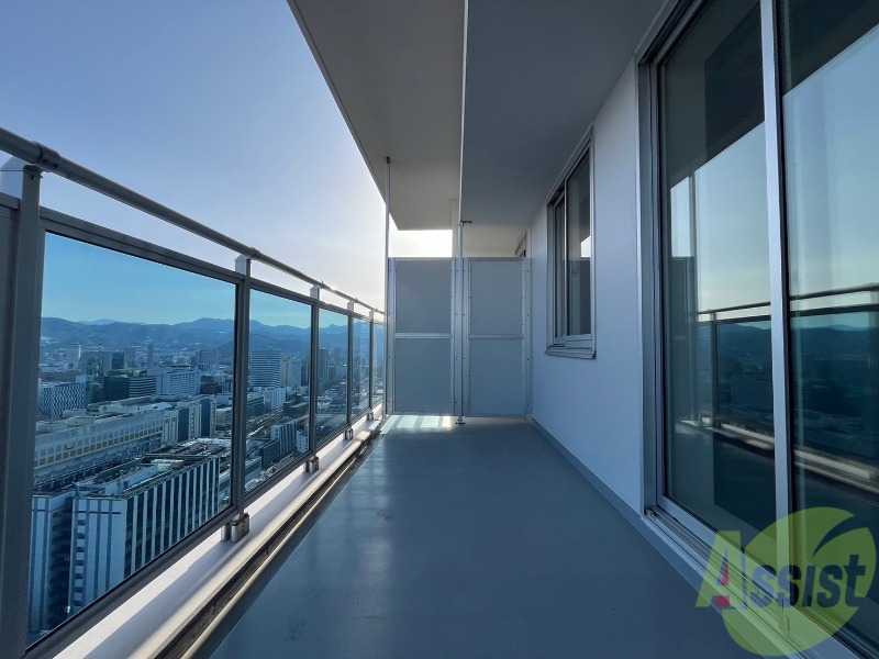 バルコニー　バルコニーが広くプチガーデニングも出来そうですね～。