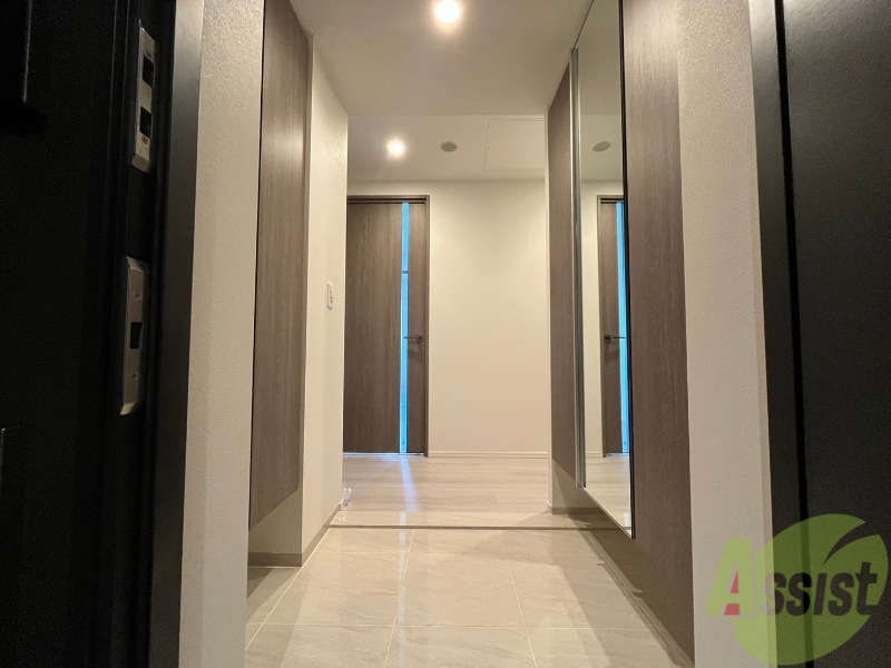 玄関　玄関です。ご覧の通り広々としていますね。