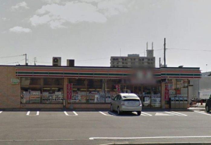 コンビニ　セブンイレブン（コンビニ）まで739m